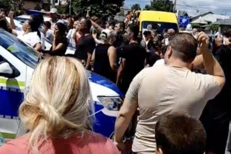 Cinci poliţişti, inclusiv un comandant, bătuţi crunt la înmormântarea unei fetițe, ucise pe trecerea de pietoni de un vitezoman