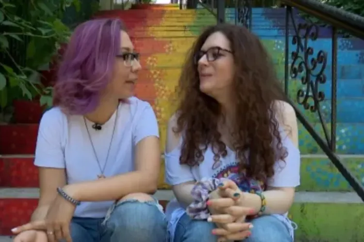 A avut loc prima căsătorie dintre o femeie și o persoană transgender, în România. Ce probleme au întâmpinat la cununia civilă