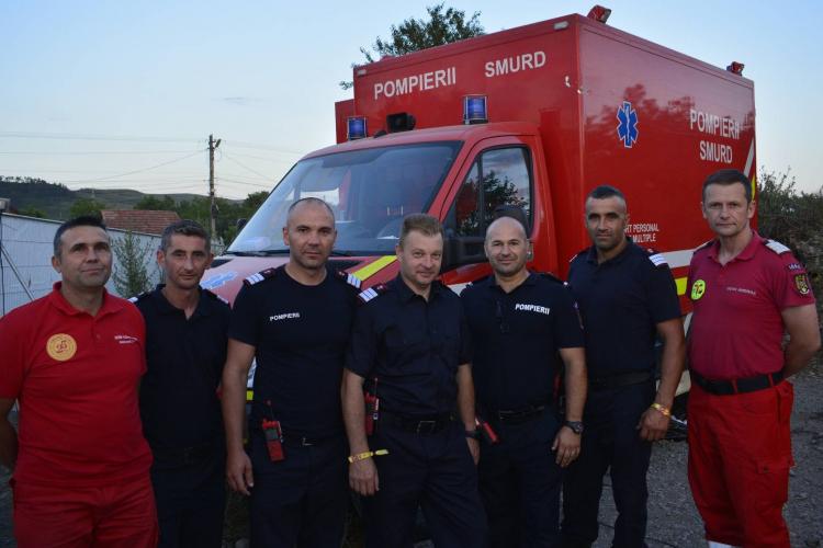 ”Bravo băieți!”. Un echipaj de pompieri din Cluj a repus pe drum o camionetă derapată în șanț - FOTO   