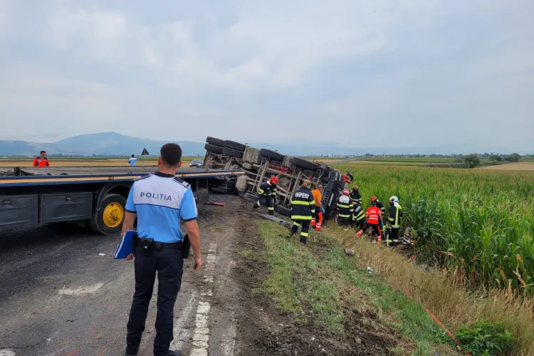 Accident mortal, după ce un autocamion cu asfalt s-a răsturnat pe șosea   