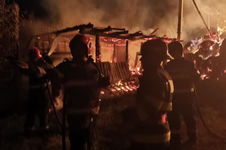 FOTO/VIDEO. Noapte de foc pentru o familie din Cluj. Arde un depozit de furaje la Șomcutu Mic