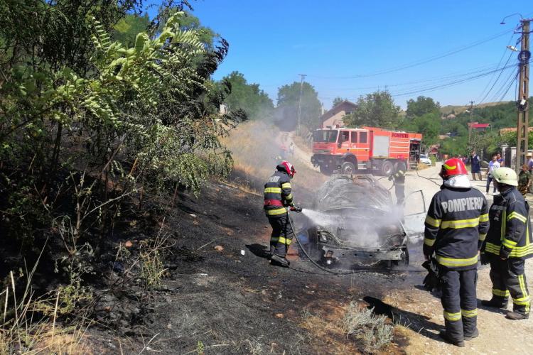 FOTO. O mașină a luat foc în comuna Cojocna! Au intervenit pompierii clujeni