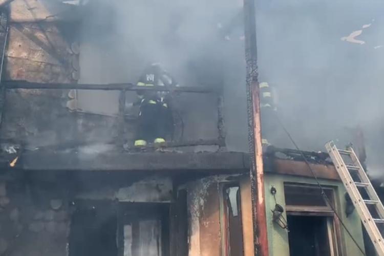 VIDEO. Incendiu violent în Căpușu Mare. Arde o casă, pompierii intervin cu 3 autospeciale