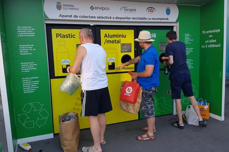 Biletele gratis de autobuz i-au convins pe clujeni să recicleze? Oamenii stau la coadă la noul aparat din Piața Zorilor pentru colectare selectivă