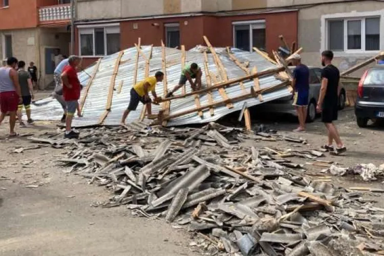 Rafale puternice în Alba! Acoperişul unui bloc s-a desprins, z​​ece maşini au fost serios avariate