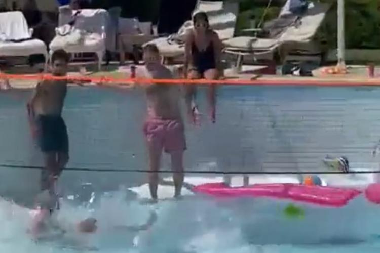 Bizar! Vortex mortal la piscină, un bărbat dispare în hăul deschis, fără veste, sub ochii martorilor îngroziţi - VIDEO