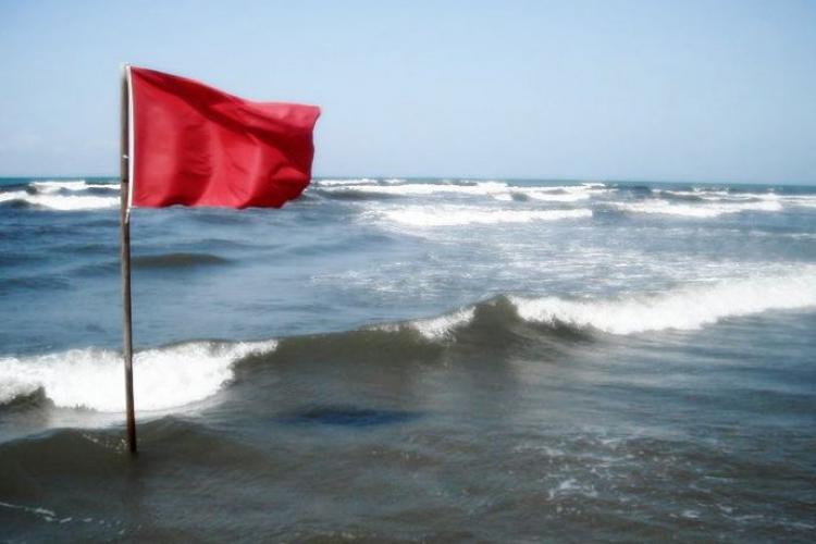 Mai mulți turiști, la un pas de a sfârşi tragic în apele învolburate ale Mării Negre. Nu respectă steagul roşu