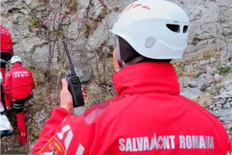 Un turist epuizat, lăsat de prieteni în urmă, a fost recuperat de salvamontişti. Specialiștii: „Nu plecați la drum fără echipament potrivit”