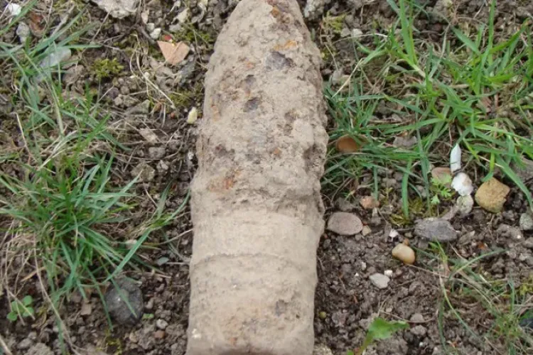 Un tânăr din Turda a găsit un proiectil și a decis să-l ducă la fier vechi. A vrut „să facă un ban”, dar au intervenit polițiștii