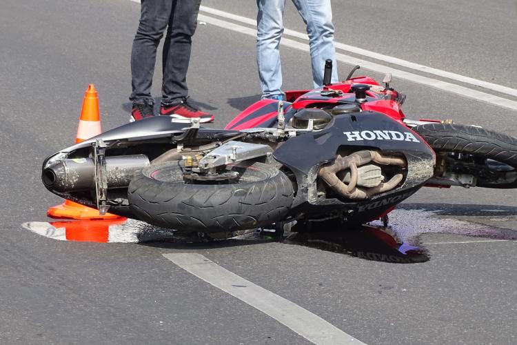 Accident violent pe autostrada A3. Un motociclist s-a lovit de un parapet și a ajuns la spital