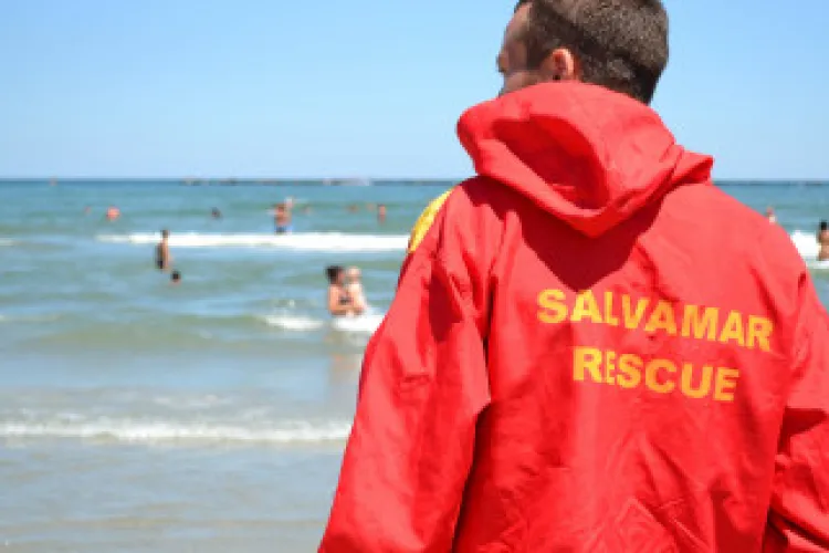 Sute de turişti, la un pas de înec în apele Mării Negre. Salvamarii sunt în alertă continuă: „Oamenii nu respectă steagul roșu”  