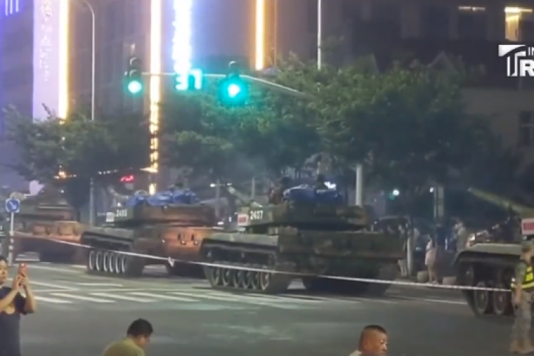 VIDEO - Autoritățile din China, în alertă maximă. Au scos tancurile pentru a apăra băncile. Oamenii au fost informaţi că nu mai au acces la conturi
