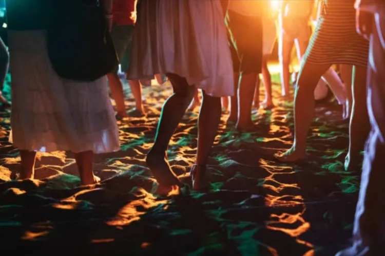 Clipe de coșmar pentru o turistă. A fost violată de doi bărbaţi într-o toaletă, în timp ce prietenii ei petreceau: „M-au lipit de perete”