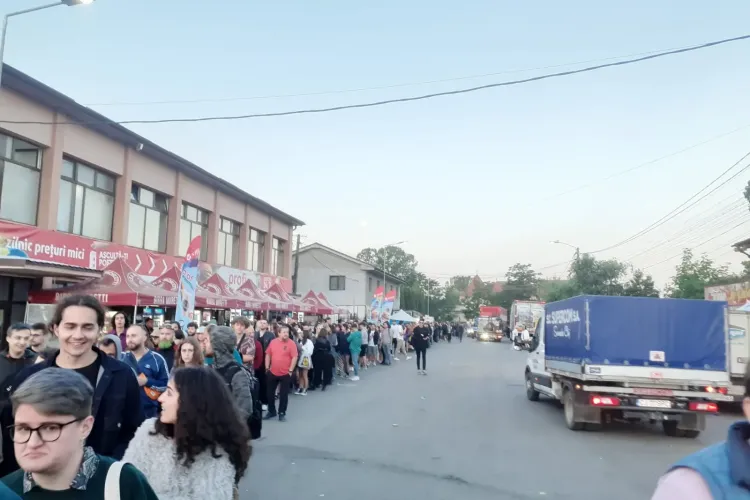 Criza festivalierilor la Electric! Coadă la autobuz de îți rogi moartea: Două ore dus și două ore întors - FOTO și VIDEO   
