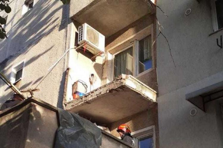 O femeie a ajuns rănită la spital, după ce balconul unui bloc s-a desprins