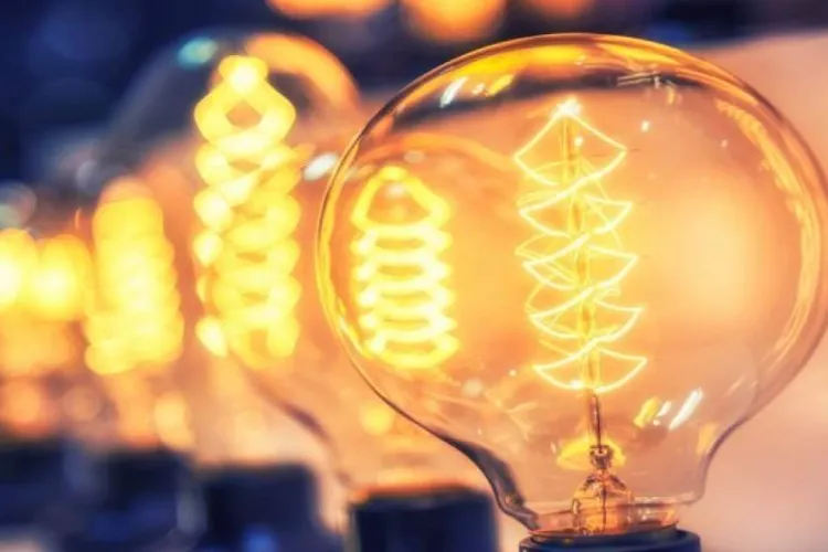 Cu cât a scăzut consumul de curent în România, de teama scumpirilor   