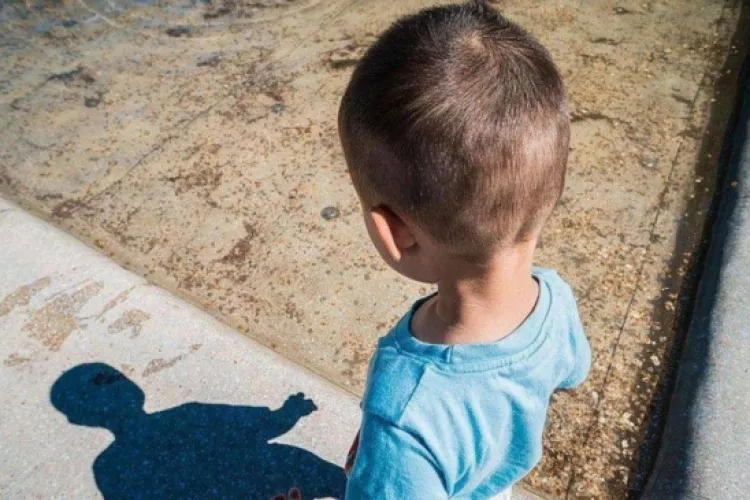 Doi părinţi şi-au uitat copilul în mijlocul străzii, după ce au plecat în vacanţă. Totul a pornit de la o mică neînțelegere dintre adulţi