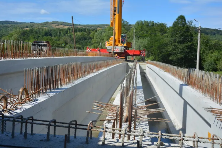 S-au montat grinzile din beton la podul de peste râul Crișul Repede, din Valea Drăganului, surpat în timpul unor lucrări - FOTO