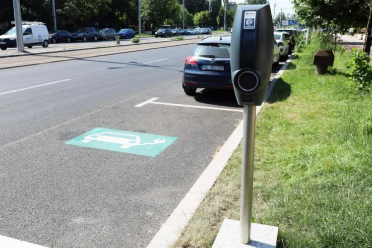 O altă zi în Galați! Stațiile de încărcare pentru mașinile electrice nu pot fi activate pentru că au fost aruncate cutiile   