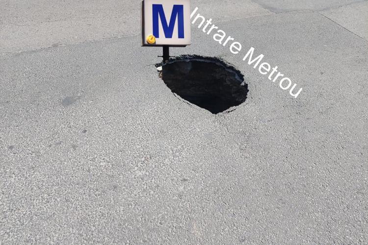 Clujenii au umor: ”Se lucrează la prima gură de metrou!”. Glume, după ce s-a surpat asfaltul pe strada Decebal - FOTO