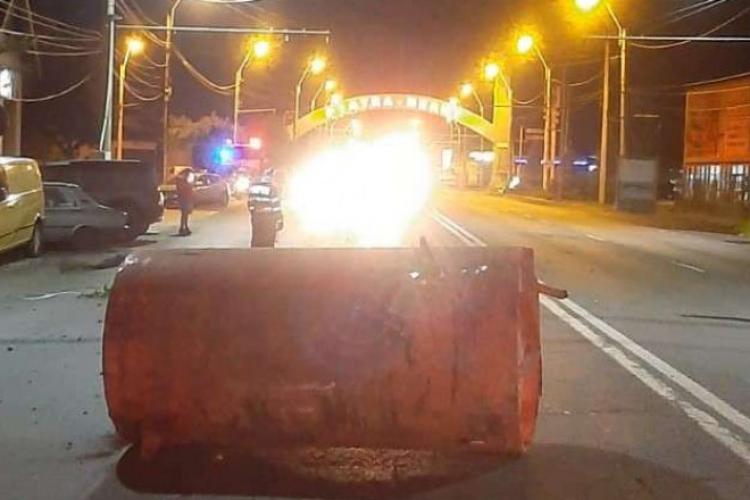 Un boiler metalic de zeci de kilograme a aterizat în mijlocul șoselei în urma unei explozii la sediul unei firme