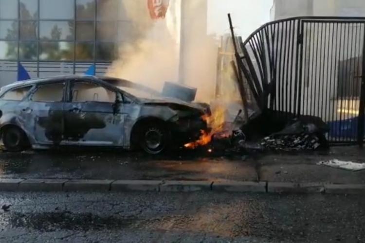 CLUJ-NAPOCA - O mașină a luat foc, după ce s-a izbit de o țeavă de gaz pe Calea Turzii. Șoferul a făcut PRĂPĂD - VIDEO