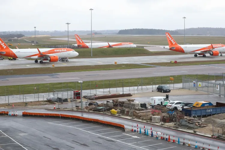 Un aeroport cunoscut a fost nevoit să întrerupă temporar toate zborurile din pricina căldurii. S-a topit asfaltul de pe pistele de decolare 