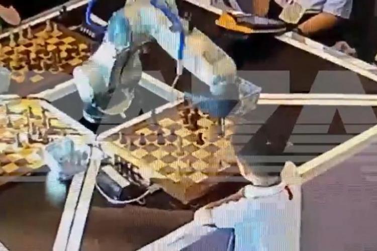 VIDEO. Un robot i-a rupt degetul unui băiețel de șapte ani la un turneu de șah. Explicația organizatorilor