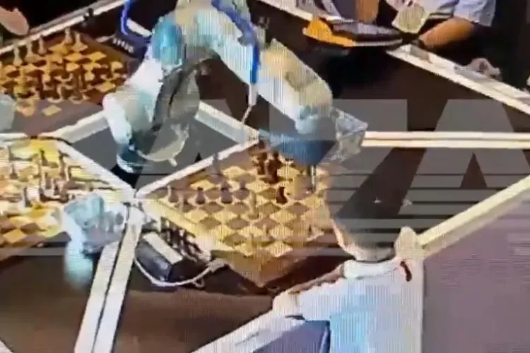 VIDEO. Un robot i-a rupt degetul unui băiețel de șapte ani la un turneu de șah. Explicația organizatorilor
