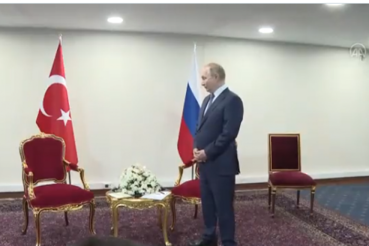 VIDEO - Putin, lăsat să aştepte singur, în picioare, sosirea lui Erdogan, președintele Turciei. Care a fost reacția președintelui rus