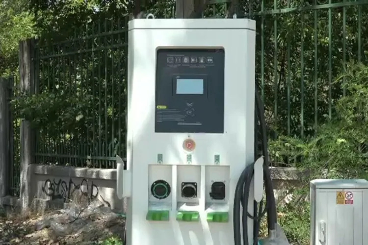 Dorel lovește din nou! 15 stații de încărcare a mașinilor electrice, nefuncționale, după ce muncitorii au aruncat codurile de activare