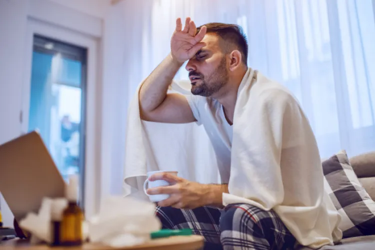 Un vaccin adaptat variantei Omicron ar putea apărea la toamnă. Cei vaccinați trec mai ușor prin boală