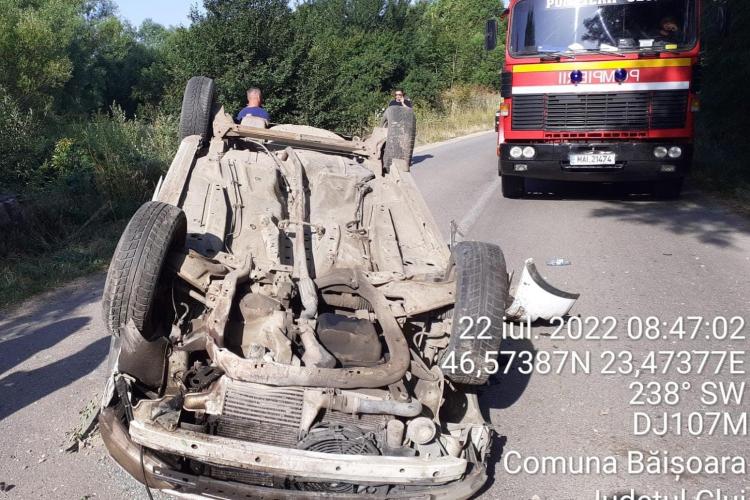 Cluj: O mașină s-a RĂSTURNAT între Băișoara și Iara. Au intervenit pompierii cu o autospecială de descarcerare