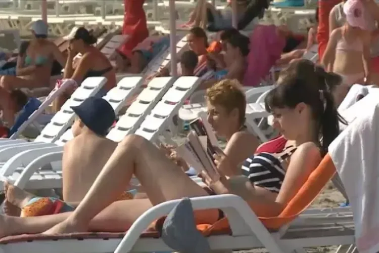 Turist găsit mort pe un șezlong. Cadavrul a stat pe plajă câteva ore, înainte de intervenția salvatorilor