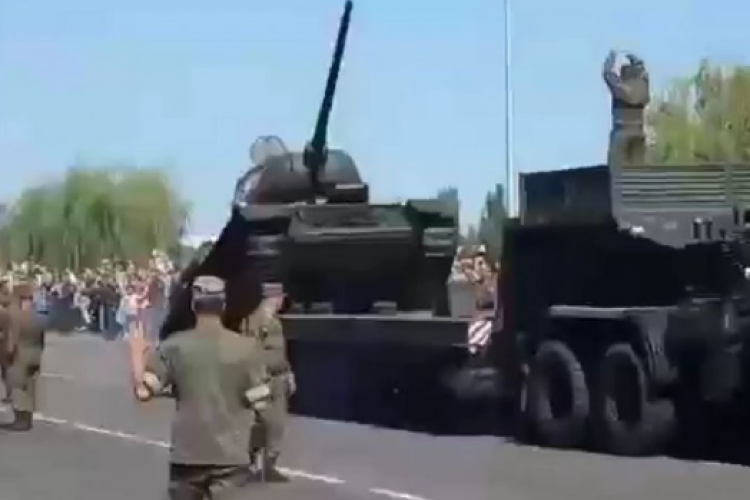 VIDEO - Momentul în care un tanc rusesc din Al Doilea Război Mondial cade de pe platforma de tractare: „N-a vrut să fie trimis în Ucraina”