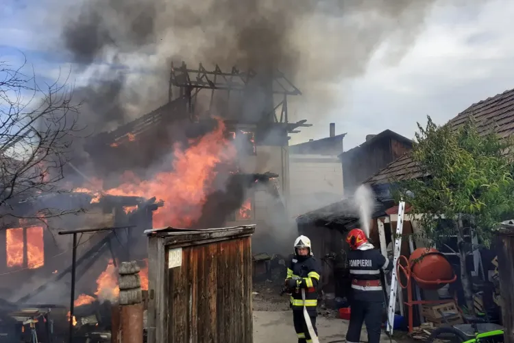 FOTO. Ard mai multe locuințe în Gilău. Intervin patru autospeciale de stingere