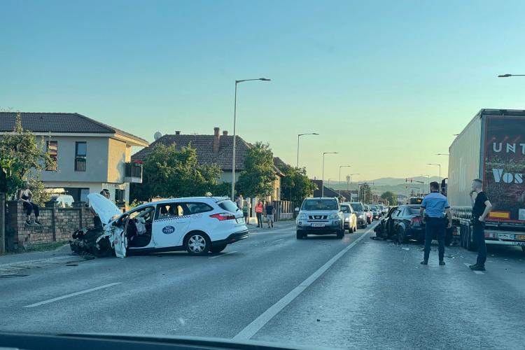 Accident grav, cu șase mașini implicate, produs pe strada Avram Iancu din Florești - FOTO   