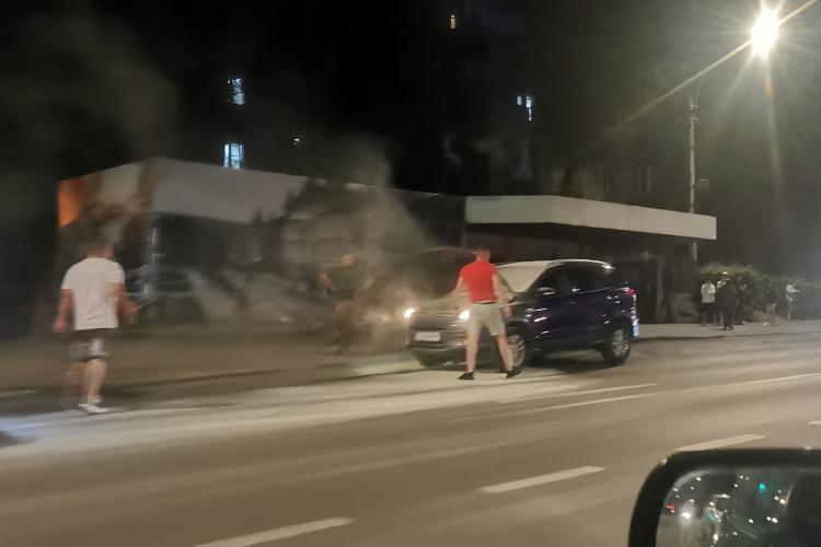 O masina a luat foc in Zorilor. Soferii au dat dovada de spirit civic - VIDEO și FOTO