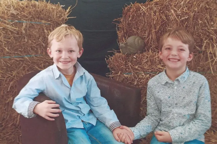 Un bărbat şi-a lăsat cei doi copii, de 4 şi 7 ani, să ardă de vii în maşina incendiată de el. Bărbatul s-a sinucis ulterior, în spatele gratiilor