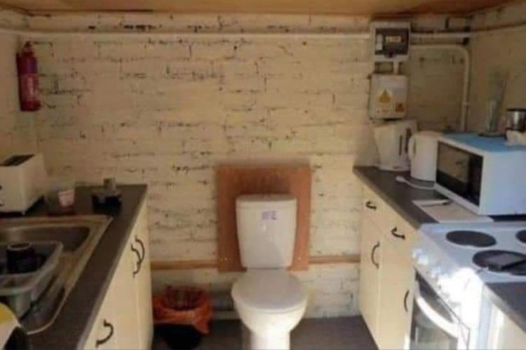 Garsonieră „all inclusive” à la Cluj, WC-ul lângă aragazul din bucătărie. Proprietar: „Condiții ideale pentru o familie”