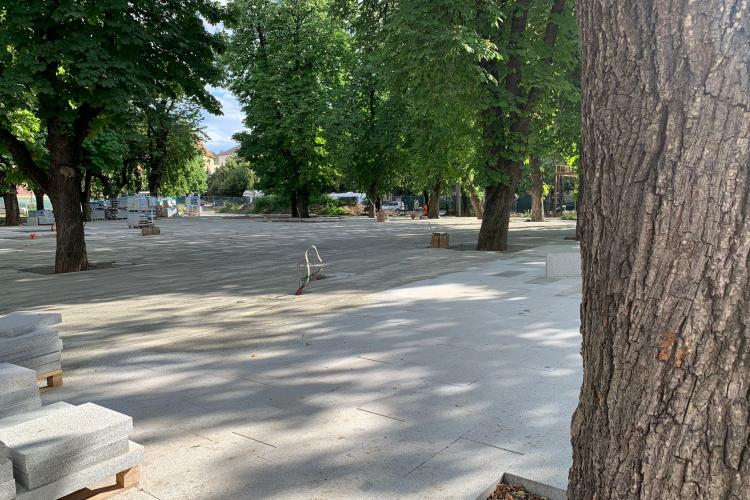 Boc nu crede că e prea mult beton și piatră în parcul din spatele Teatrului Național: Înainte spuneați că e o troacă…   