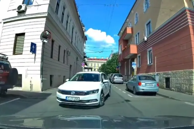 Nu știa că e pe sens unic! Dialog savuros cu un taximetrist de la Activ TAXI intrat pe strada Iuliu Maniu - FOTO