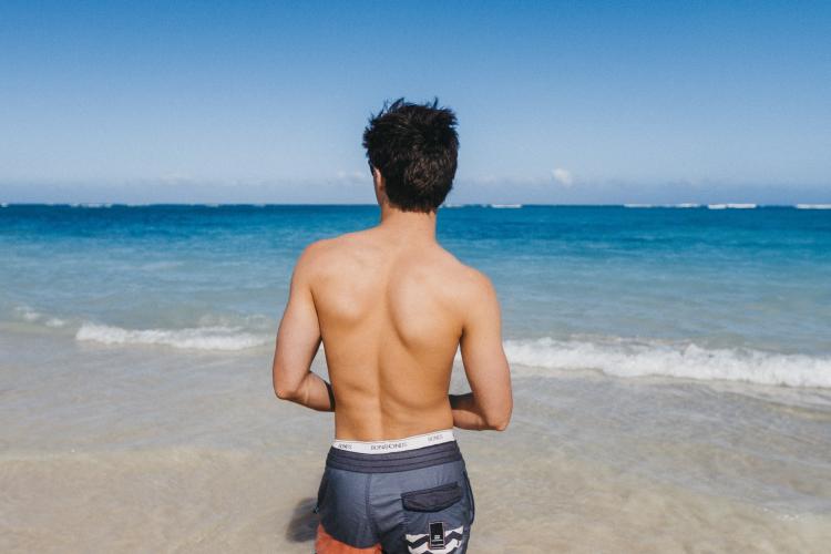 Un băiat de 13 ani s-a infectat la plajă cu o amibă devoratoare de creier. A ajuns la medici cu dureri de cap și halucinații