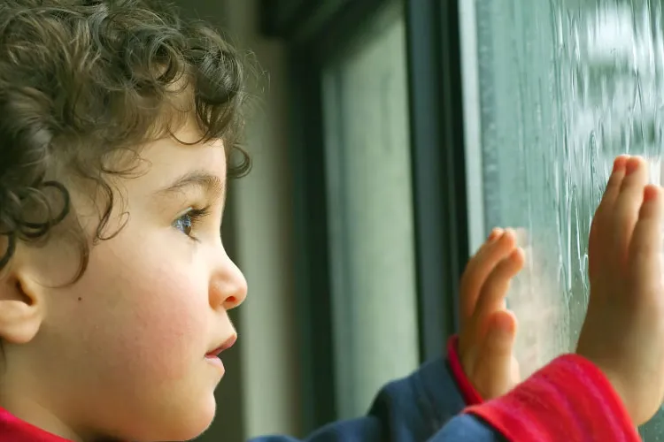 După ce a aflat că nu este părintele său biologic, un bărbat și-a abandonat copilul de cinci ani la grădiniță. Nimeni nu a mai venit după el