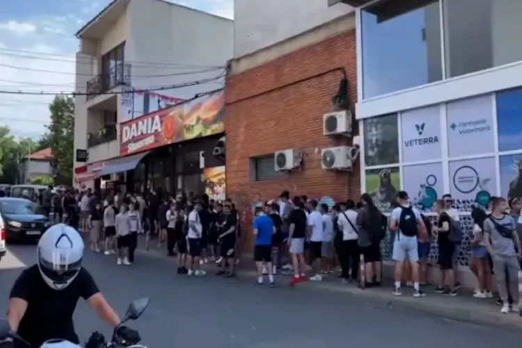 Isterie la un fast-food, după ce proprietarii au anunțat că oferă o şaorma gratis pentru abonaţii de pe TikTok