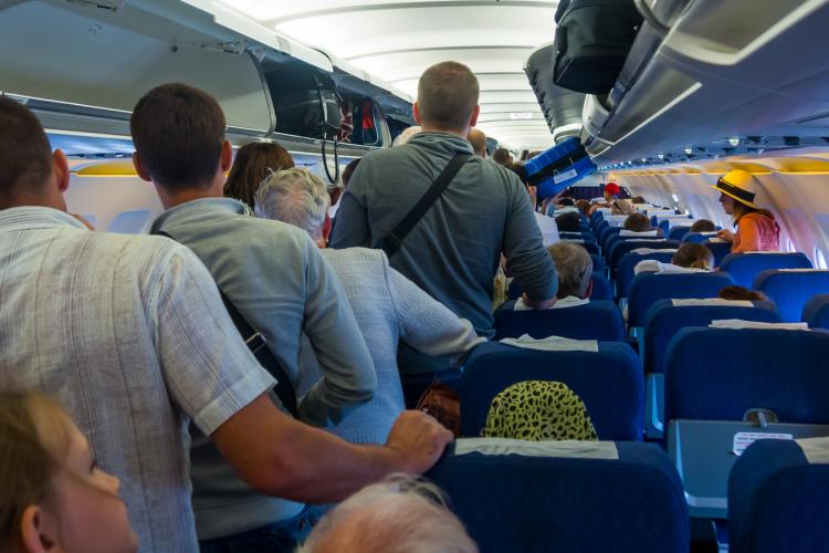 VIDEO - Mai mulți pasageri români, prinși în haosul dintr-un aeroport: „Ne pare rău! Nu are cine să aducă scara la ușa de evacuare”