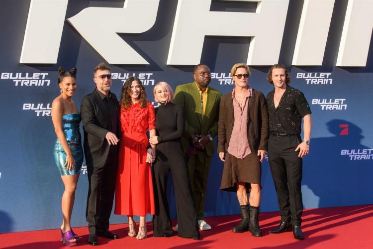 Brad Pitt, îmbrăcat în fustă la premiera filmului Bullet Train. Ce explicație le-a dat actorul fanilor săi 