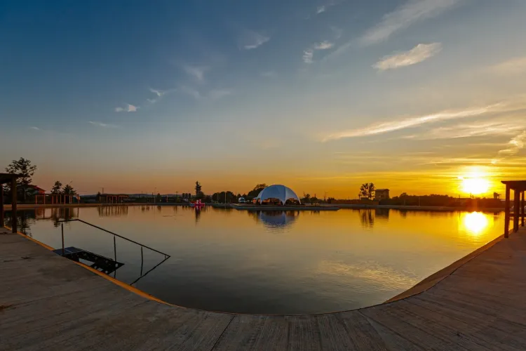 Locul din România unde se găsește cea mai mare piscină naturală din estul Europei. Cum arată și cât costă accesul în oaza de liniște