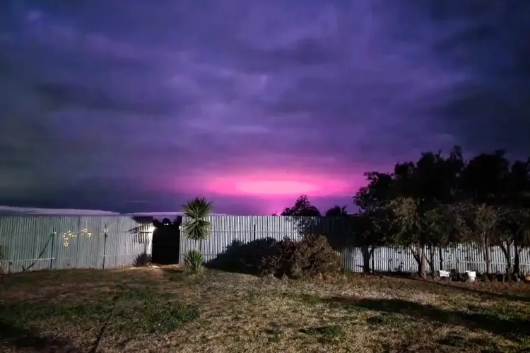 FOTO - Un portal către alte lumi, sau o invazie extraterestră?: O lumină bizară a apărut pe cerul unui oraș din Australia 