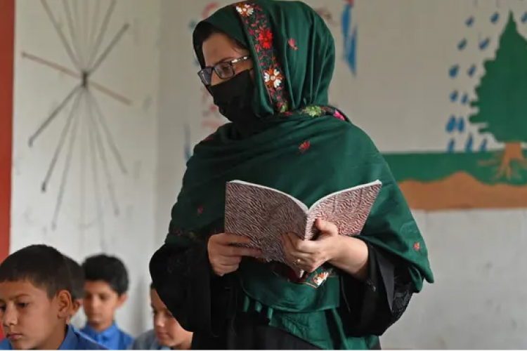 „Trimite un bărbat în locul tău”: Talibanii vor să elimine orice urmă de demnitate feminină din Afganistan. Le-au cerut acestora să renunțe la job